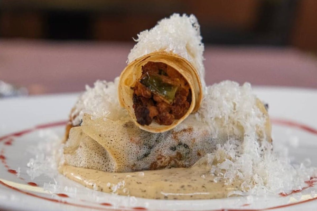 Elegante restaurante de cocina mediterránea con especialidad en ibéricos, ideal para grupos, a 10 minutos en coche del aeropuerto de Sabadell.