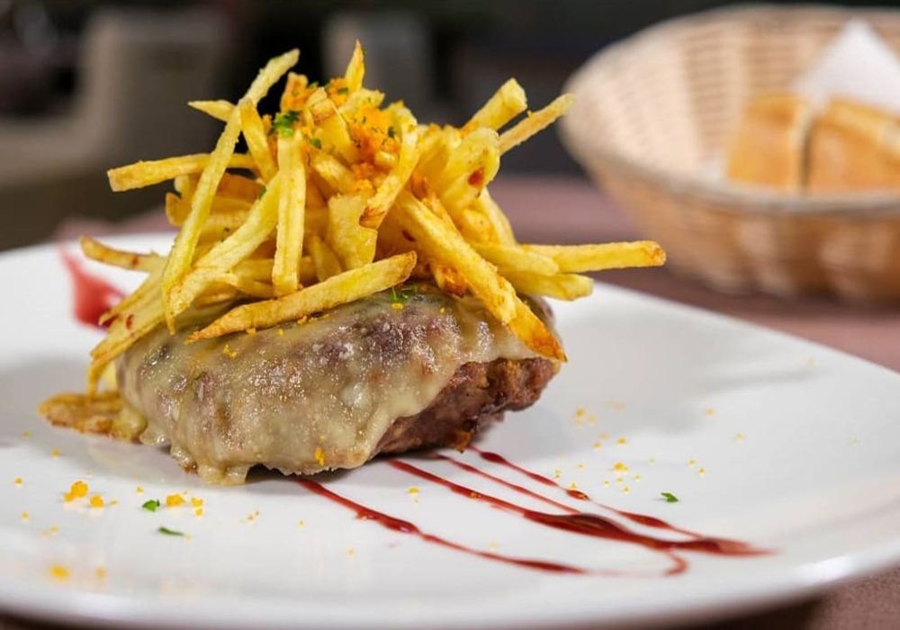 Elegante restaurante de cocina mediterránea con especialidad en ibéricos, ideal para grupos, a 10 minutos en coche del aeropuerto de Sabadell.