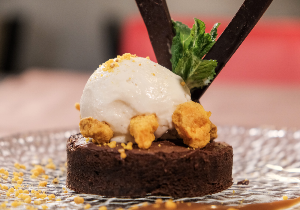 Elegante restaurante de cocina mediterránea con especialidad en ibéricos, ideal para grupos, a 10 minutos en coche del aeropuerto de Sabadell.