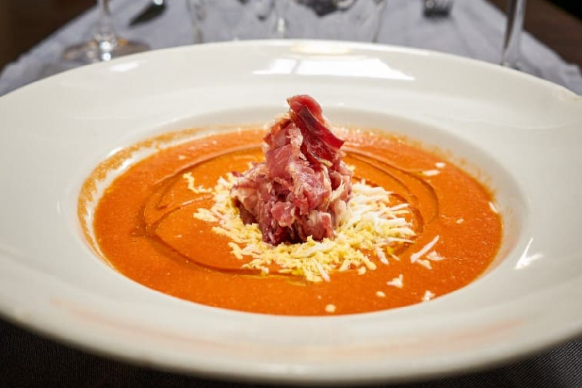 Elegante restaurante de cocina mediterránea con especialidad en ibéricos, ideal para grupos, a 10 minutos en coche del aeropuerto de Sabadell.