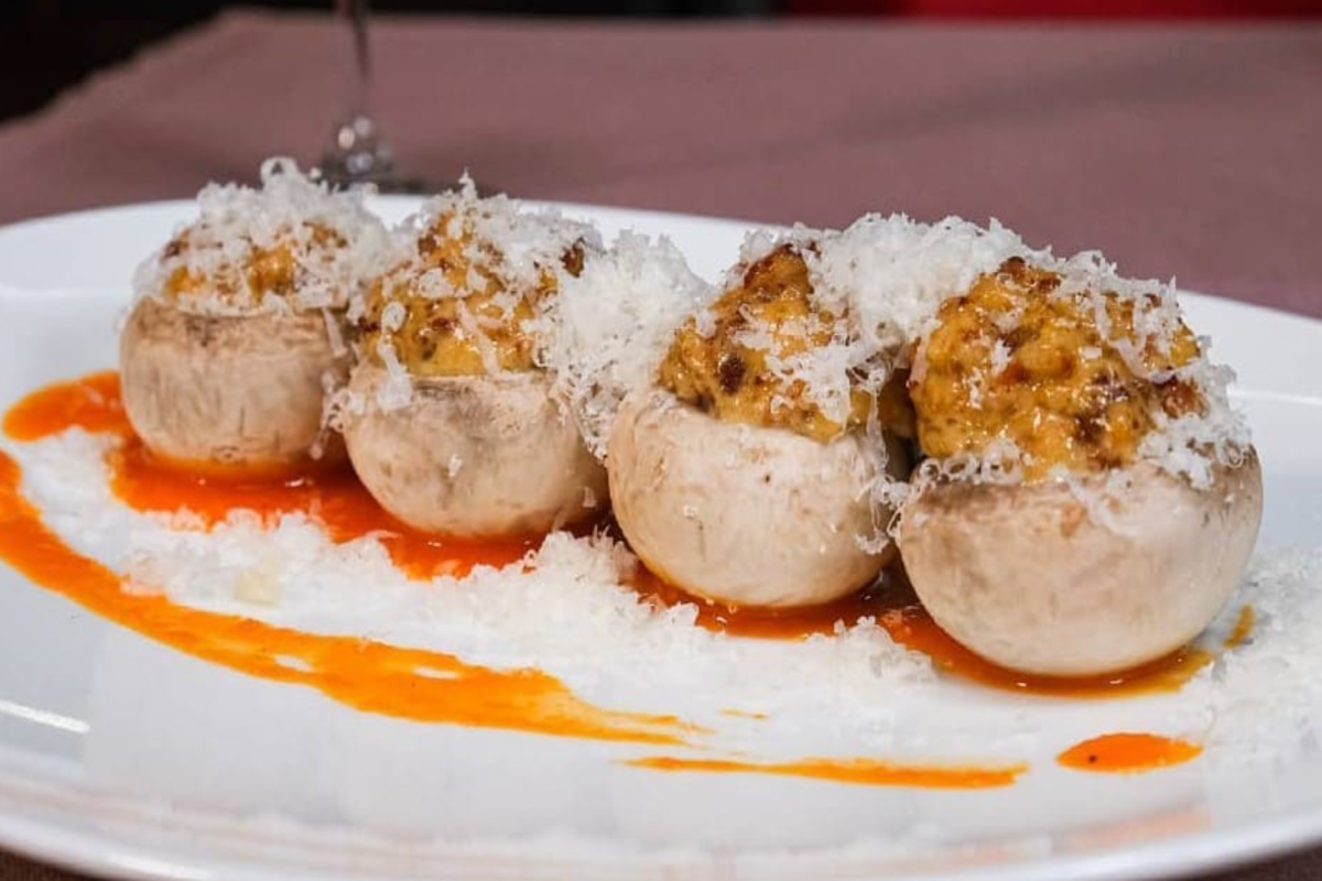 Elegante restaurante de cocina mediterránea con especialidad en ibéricos, ideal para grupos, a 10 minutos en coche del aeropuerto de Sabadell.