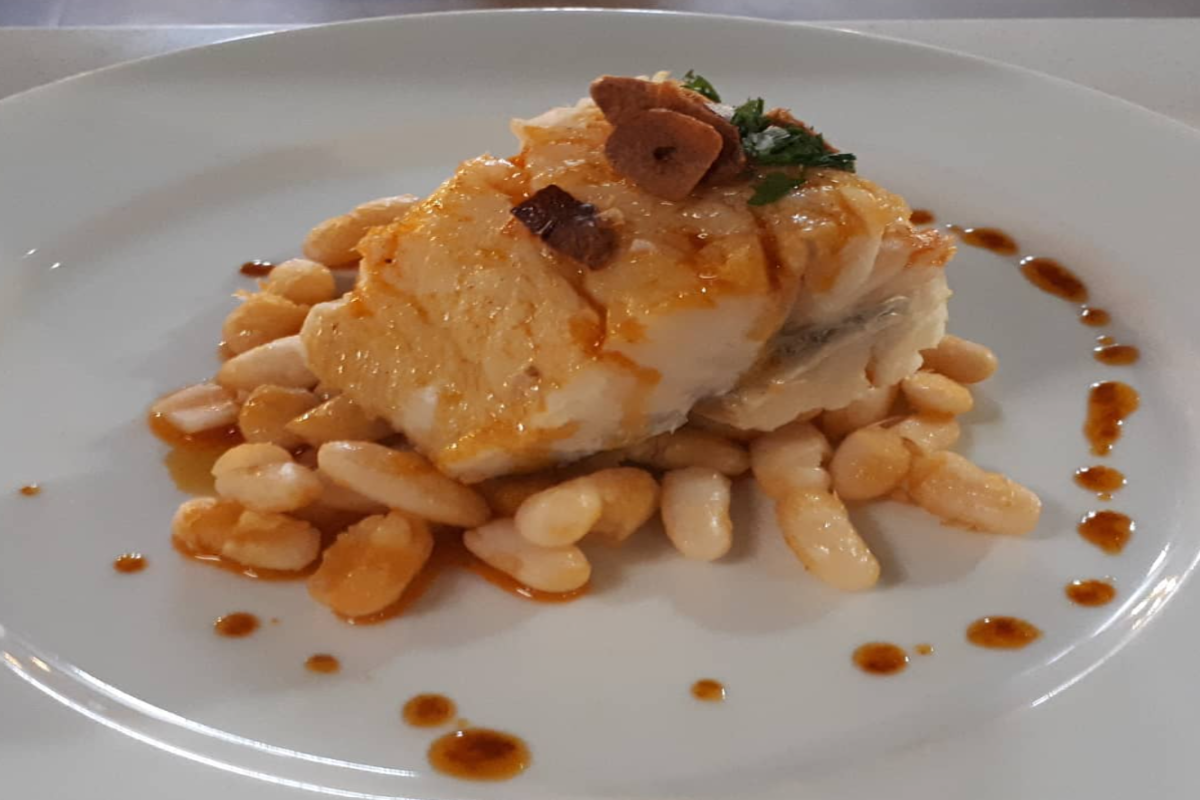 Elegante restaurante de cocina mediterránea con especialidad en ibéricos, ideal para grupos, a 10 minutos en coche del aeropuerto de Sabadell.