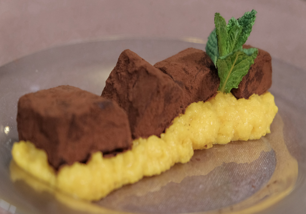 Elegante restaurante de cocina mediterránea con especialidad en ibéricos, ideal para grupos, a 10 minutos en coche del aeropuerto de Sabadell.