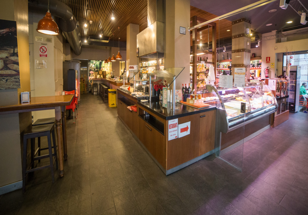 Elegante restaurante de cocina mediterránea con especialidad en ibéricos, ideal para grupos, a 10 minutos en coche del aeropuerto de Sabadell.