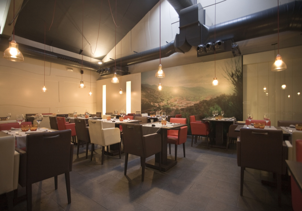Elegante restaurante de cocina mediterránea con especialidad en ibéricos, ideal para grupos, a 10 minutos en coche del aeropuerto de Sabadell.