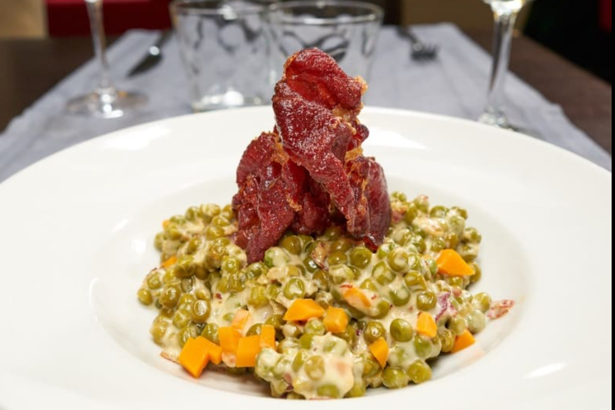 Elegante restaurante de cocina mediterránea con especialidad en ibéricos, ideal para grupos, a 10 minutos en coche del aeropuerto de Sabadell.