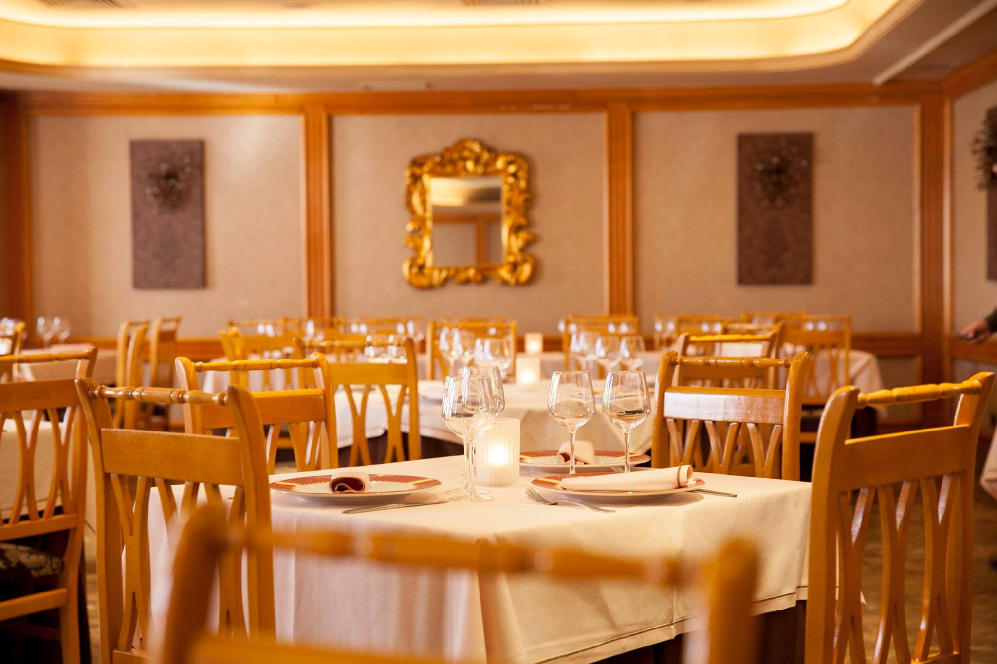 Restaurante del Hotel Castilla de Torrijos, con platos de cocina local y con salones para reuniones de trabajo y otras celebraciones.       