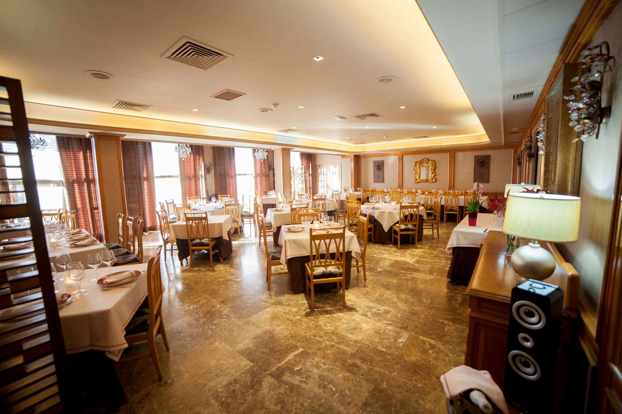 Restaurante del Hotel Castilla de Torrijos, con platos de cocina local y con salones para reuniones de trabajo y otras celebraciones.       