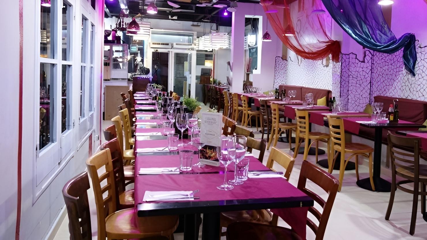 Restaurante en pleno corazón del barrio gótico de Barcelona, especializado en paellas.