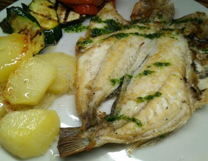 catalonia-restaurante-barcelona-pescado-patatas-perejil-comida.jpg