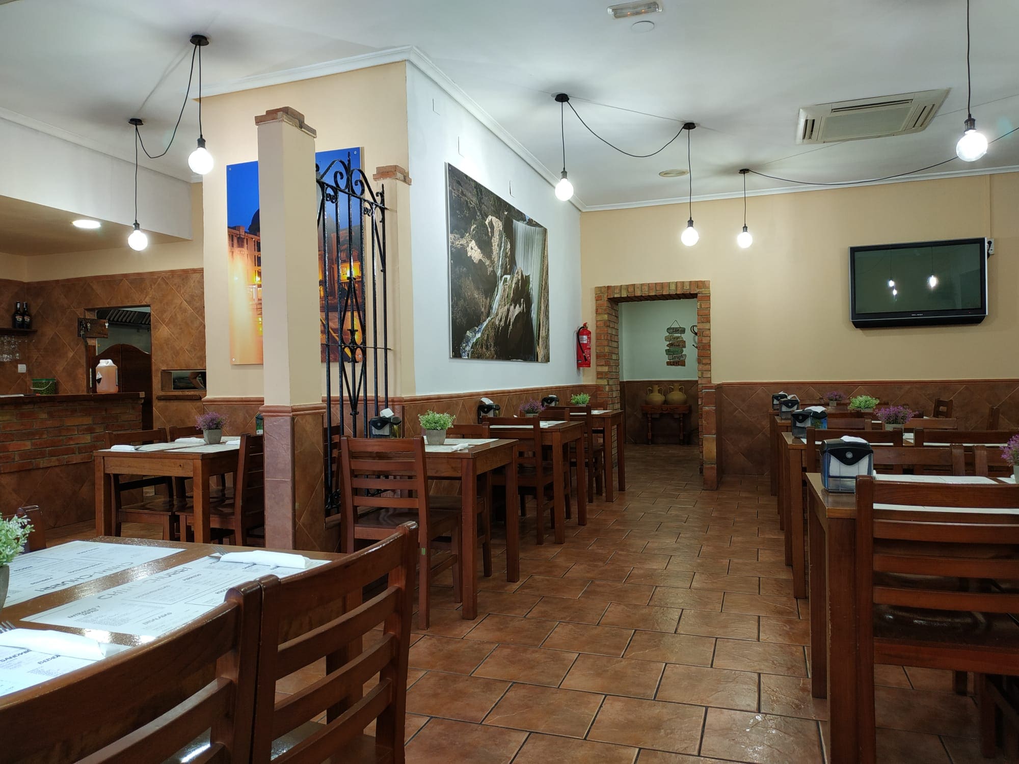 Restaurante especializado en comida rápida a sólo 6 minutos a pie del Jardín Huerto del Cura.            