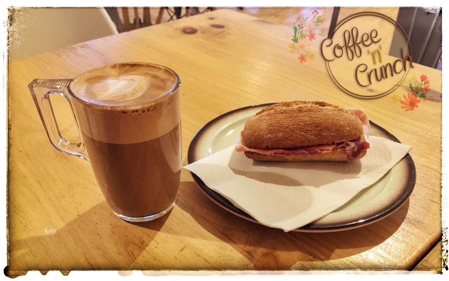 Desayunos variados en local moderno y agradable donde poder disfrutarlos en su terraza ideal para ir en pareja o con amigos.