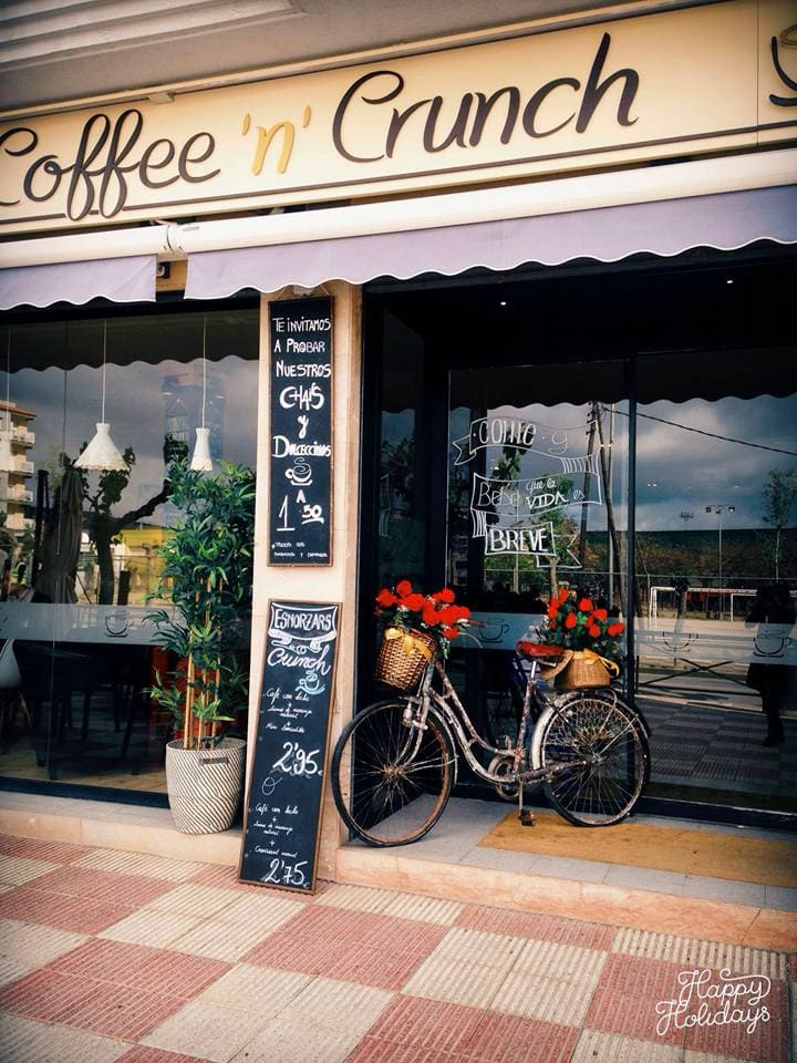 Desayunos variados en local moderno y agradable donde poder disfrutarlos en su terraza ideal para ir en pareja o con amigos.