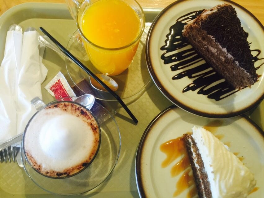 Desayunos variados en local moderno y agradable donde poder disfrutarlos en su terraza ideal para ir en pareja o con amigos.