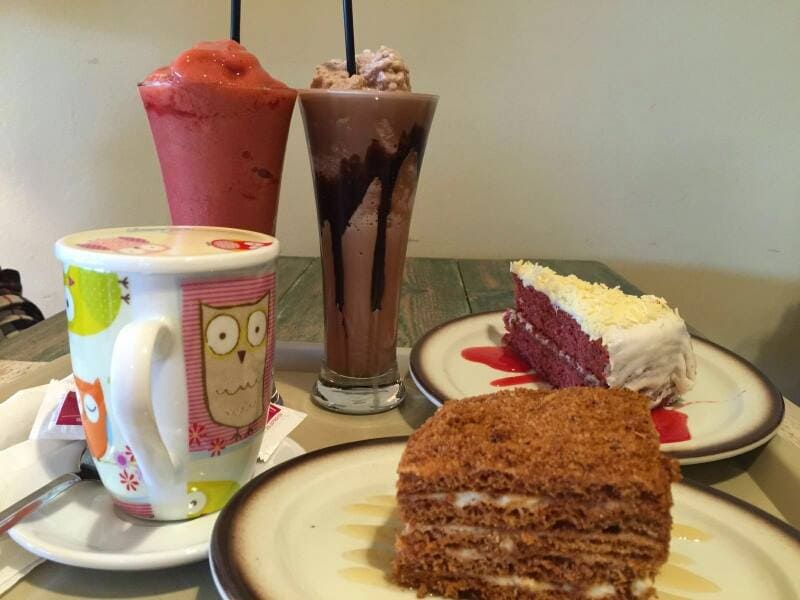 Desayunos variados en local moderno y agradable donde poder disfrutarlos en su terraza ideal para ir en pareja o con amigos.