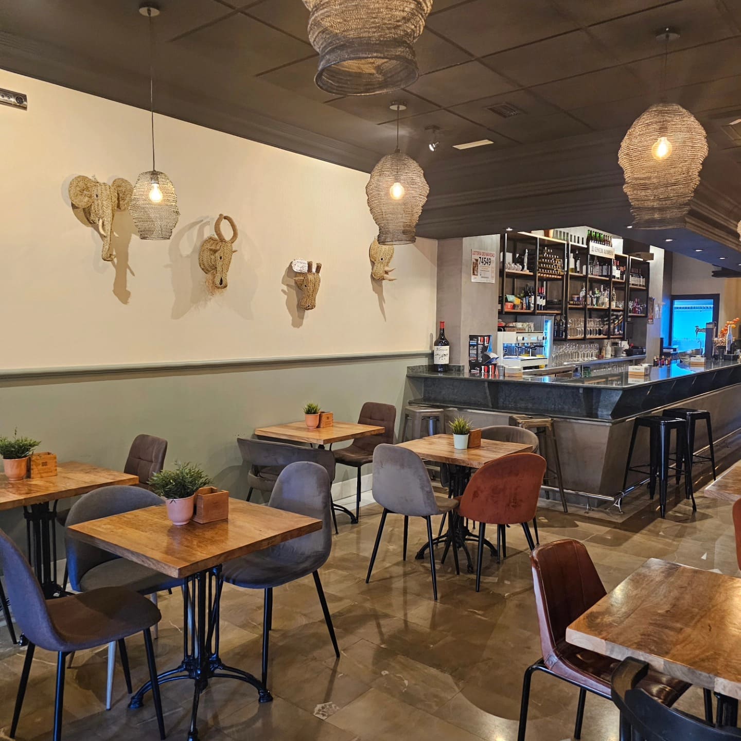 Cocina mediterránea casera utilizando producto fresco y en pleno centro de Granada siendo ideal para grupos.