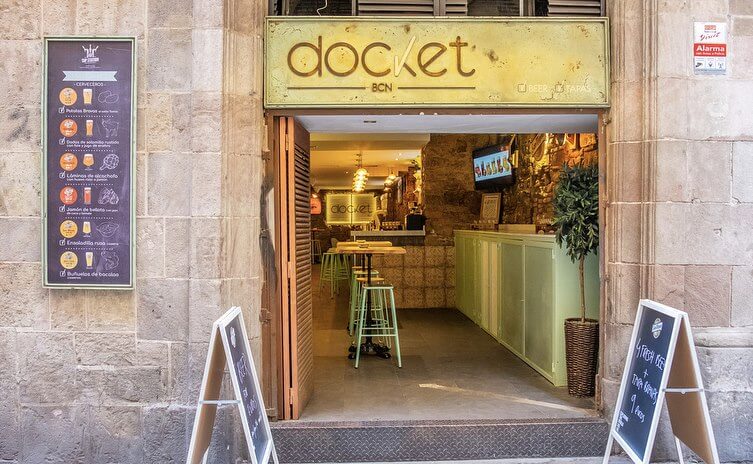  Restaurante en pleno Paseo de Colón a 10 minutos andando de L’Aquàrium de Barcelona.        
