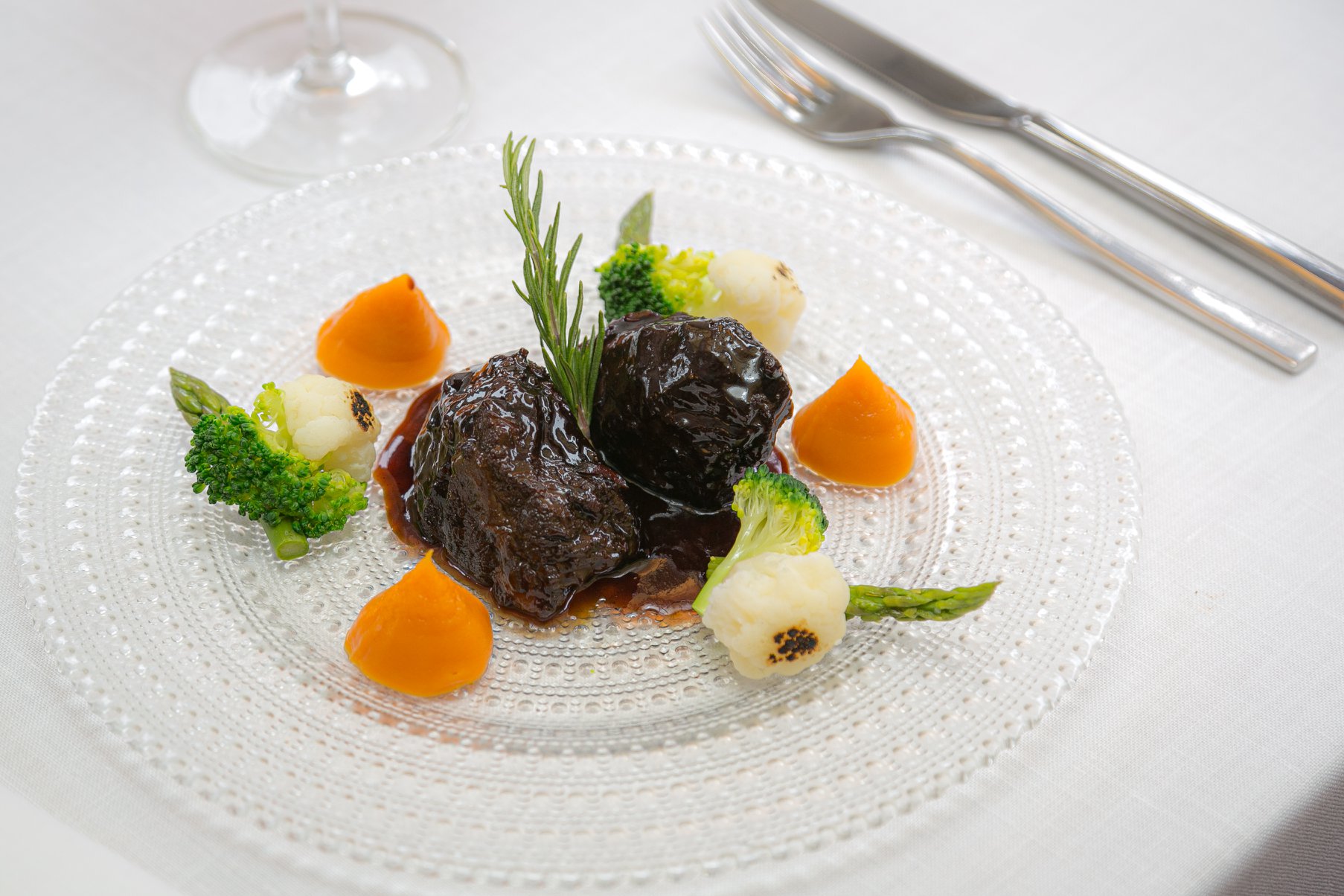 Restaurante de cocina mediterránea, especializado en pescados y carnes a la parrilla como carrilleras de ibéricos glaseadas.                    