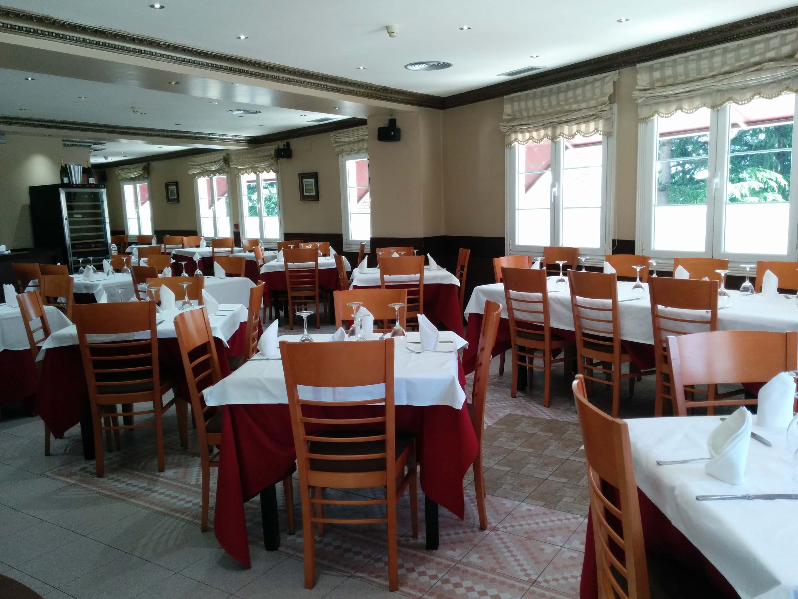 Restaurante clásico de amplios salones con especialidad en pescados y mariscos.                     