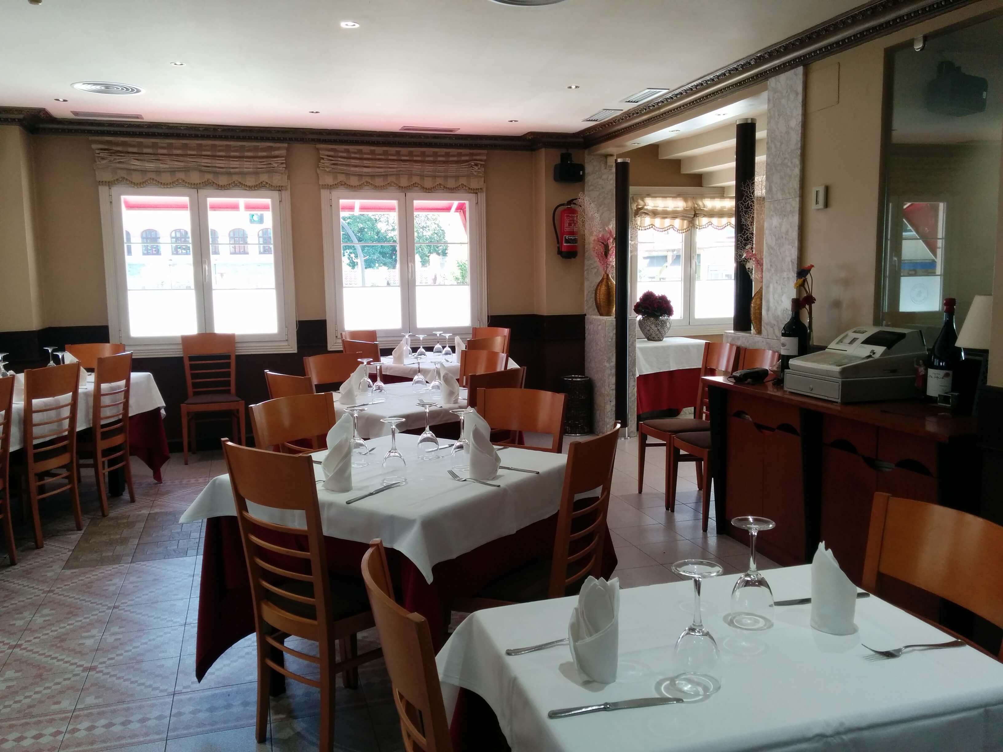 Restaurante clásico de amplios salones con especialidad en pescados y mariscos.                     