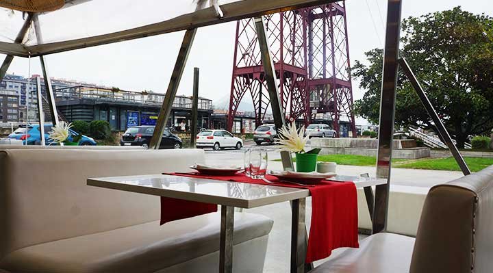 Restaurante de comida italiana con vistas al Puente Colgante de Bizkaia, Patrimonio de la humanidad.      