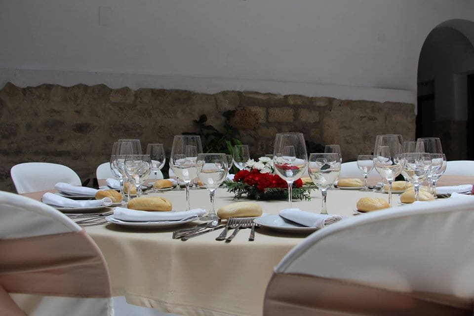 Restaurante situado en las cantinas del hotel Las Casas del Consul, donde puedes disfrutar de una cocina tradicional y de vanguardia.                             