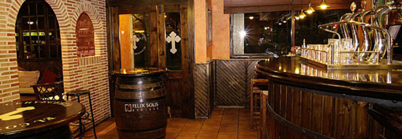 Restaurante especializado en arroces y cocina tradicional castellana, situado a 3 minutos a pie de la estación de tren.            