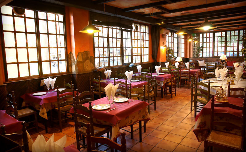 Restaurante especializado en arroces y cocina tradicional castellana, situado a 3 minutos a pie de la estación de tren.            