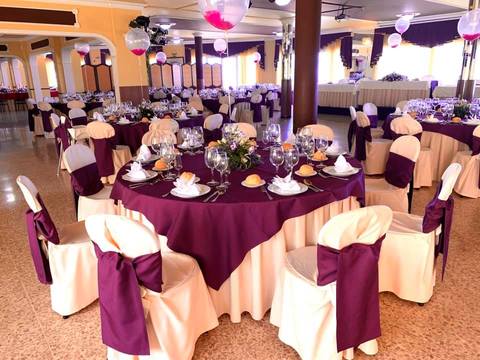 Restaurante ideal para grupos, celebraciones y eventos, con platos típicos canarios y carnes a la brasa espectaculares.