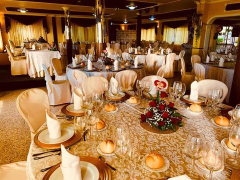 Restaurante ideal para grupos, celebraciones y eventos, con platos típicos canarios y carnes a la brasa espectaculares.