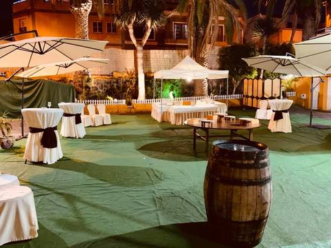 Restaurante ideal para grupos, celebraciones y eventos, con platos típicos canarios y carnes a la brasa espectaculares.