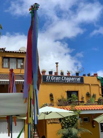 Restaurante ideal para grupos, celebraciones y eventos, con platos típicos canarios y carnes a la brasa espectaculares.
