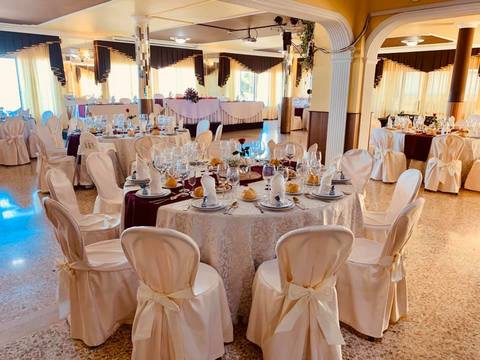 Restaurante ideal para grupos, celebraciones y eventos, con platos típicos canarios y carnes a la brasa espectaculares.