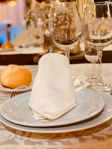 Restaurante ideal para grupos, celebraciones y eventos, con platos típicos canarios y carnes a la brasa espectaculares.
