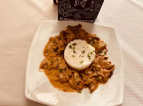 Restaurante ideal para grupos, celebraciones y eventos, con platos típicos canarios y carnes a la brasa espectaculares.