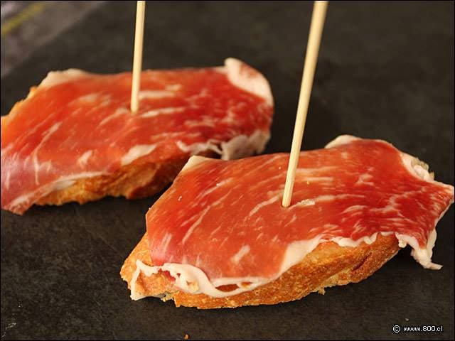 Sidrería de cocina asturiana y de temporada a 4 minutos a pie de la Plaza de Cervantes.