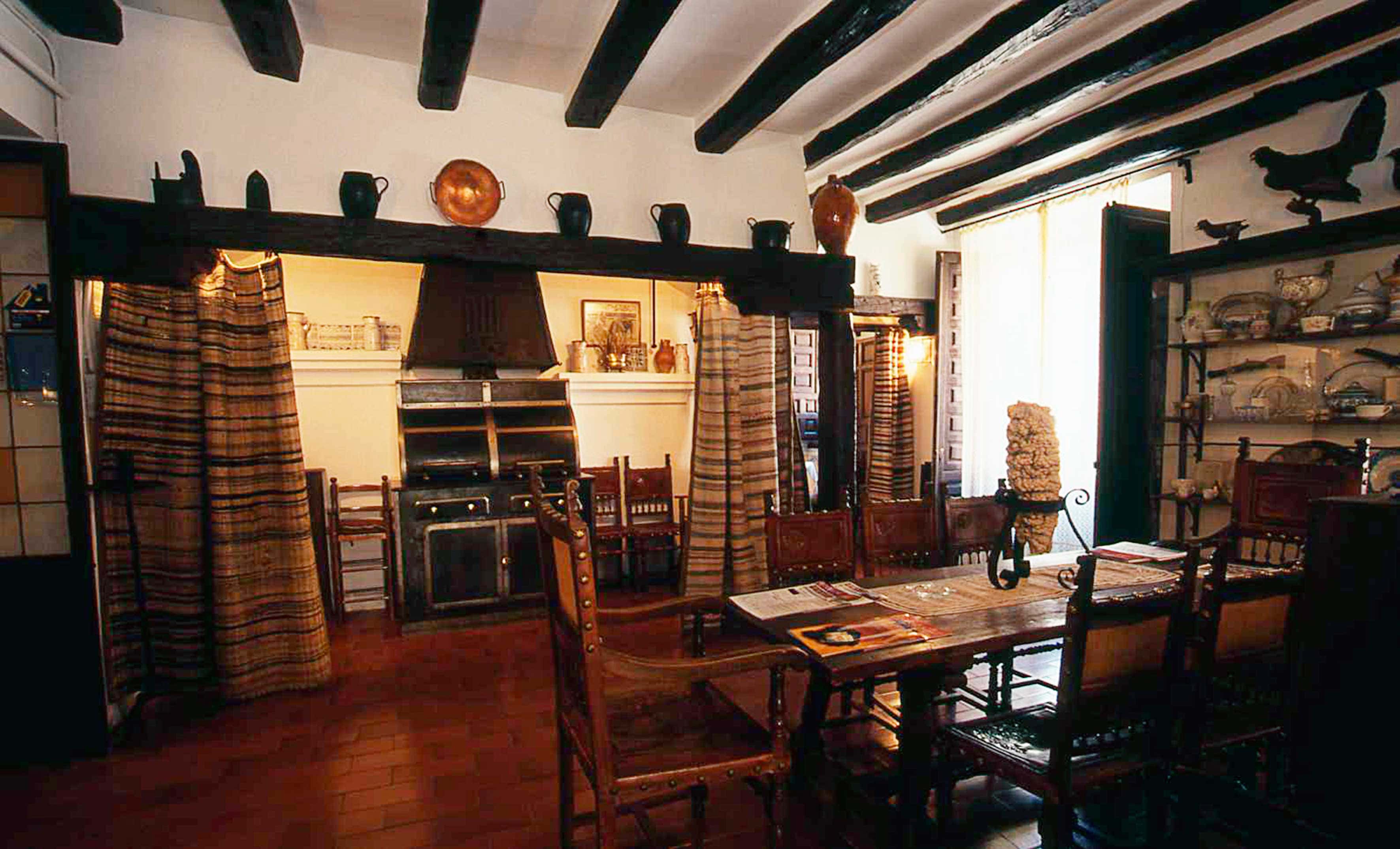 Más de 50 años de historia de auténtica cocina castellana en un edificio emblemático de 1768.