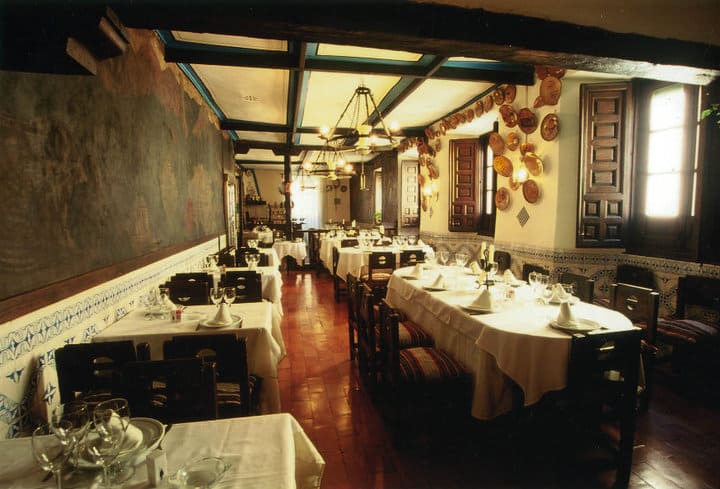Más de 50 años de historia de auténtica cocina castellana en un edificio emblemático de 1768.