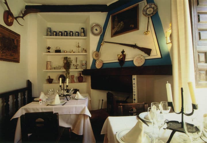 Más de 50 años de historia de auténtica cocina castellana en un edificio emblemático de 1768.