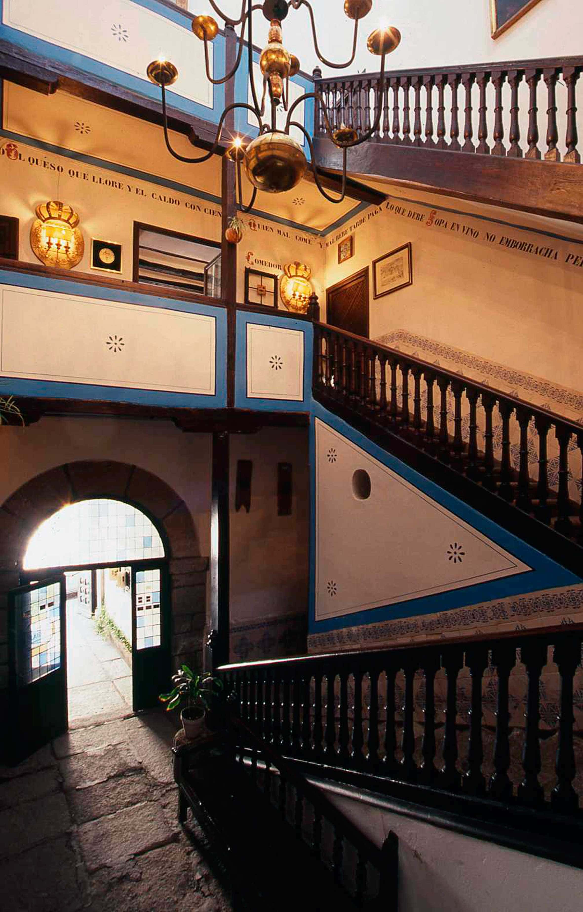 Más de 50 años de historia de auténtica cocina castellana en un edificio emblemático de 1768.