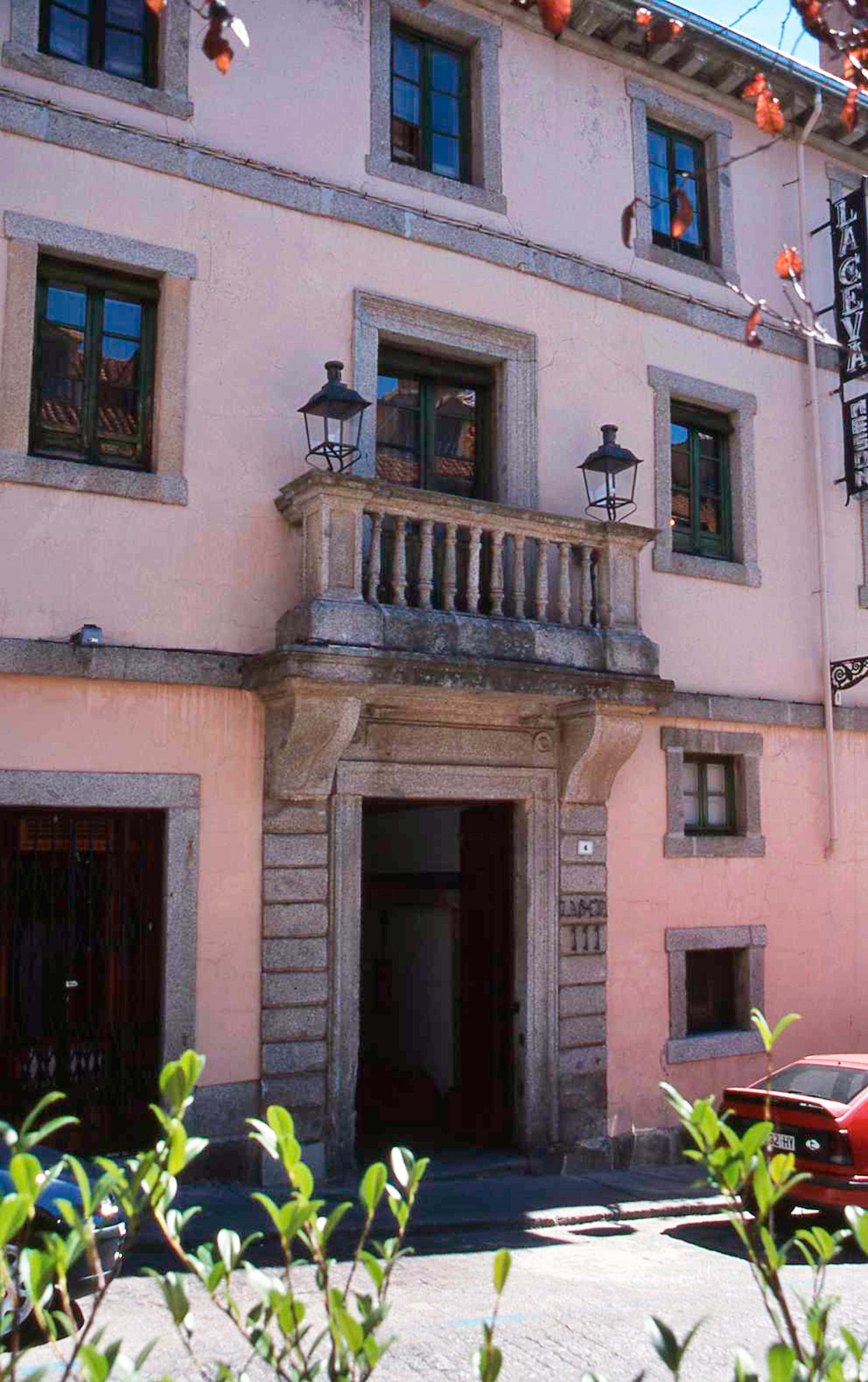 Más de 50 años de historia de auténtica cocina castellana en un edificio emblemático de 1768.
