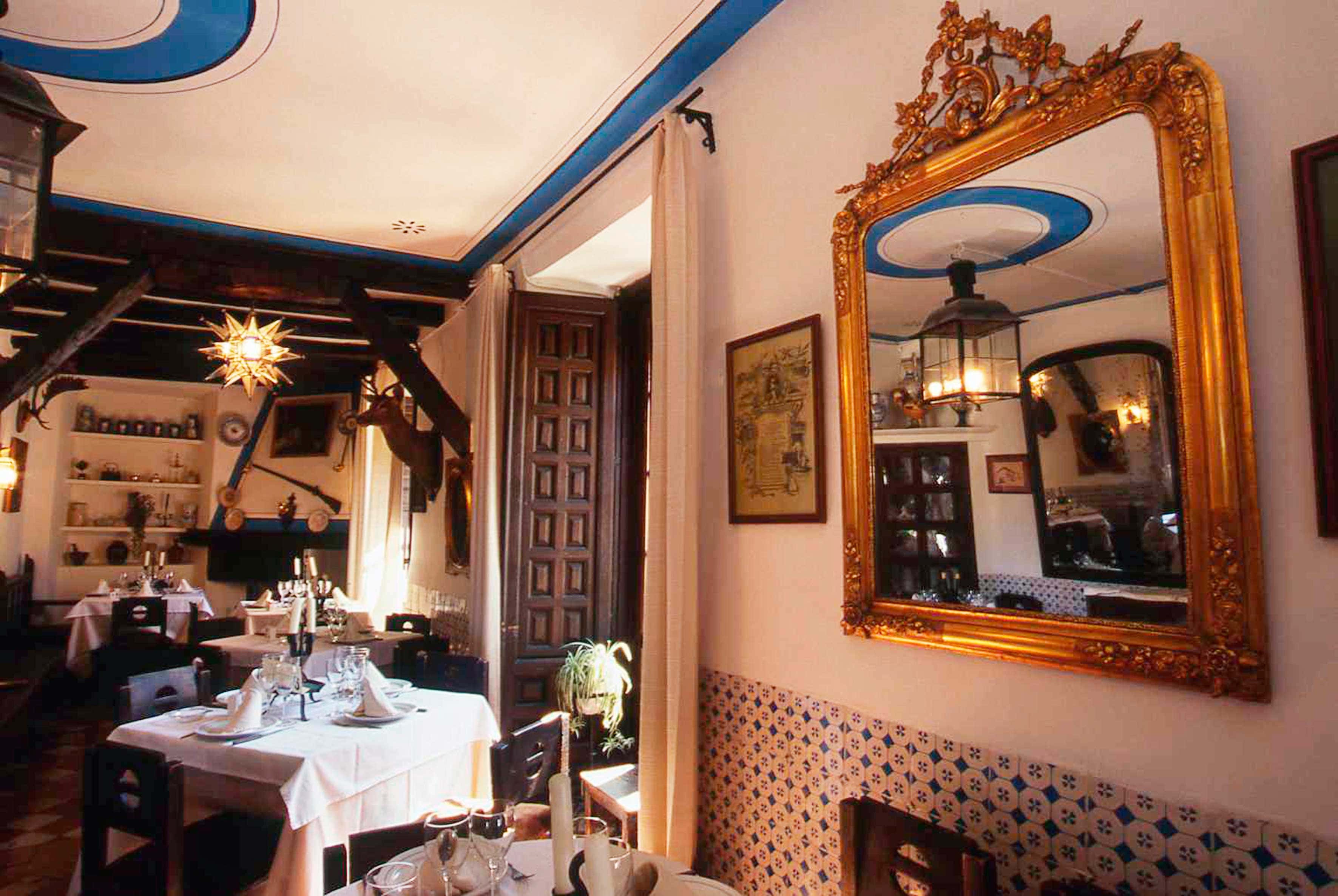 Más de 50 años de historia de auténtica cocina castellana en un edificio emblemático de 1768.