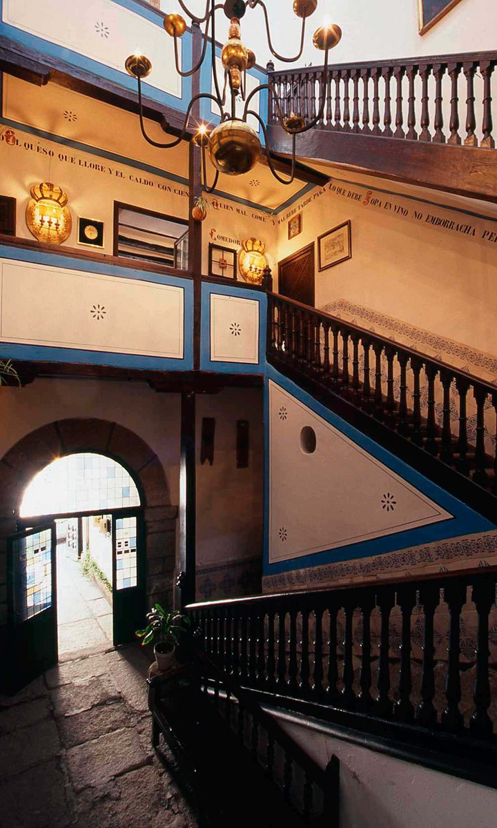 escaleras-el-meson-la-cueva-madrid.jpg
