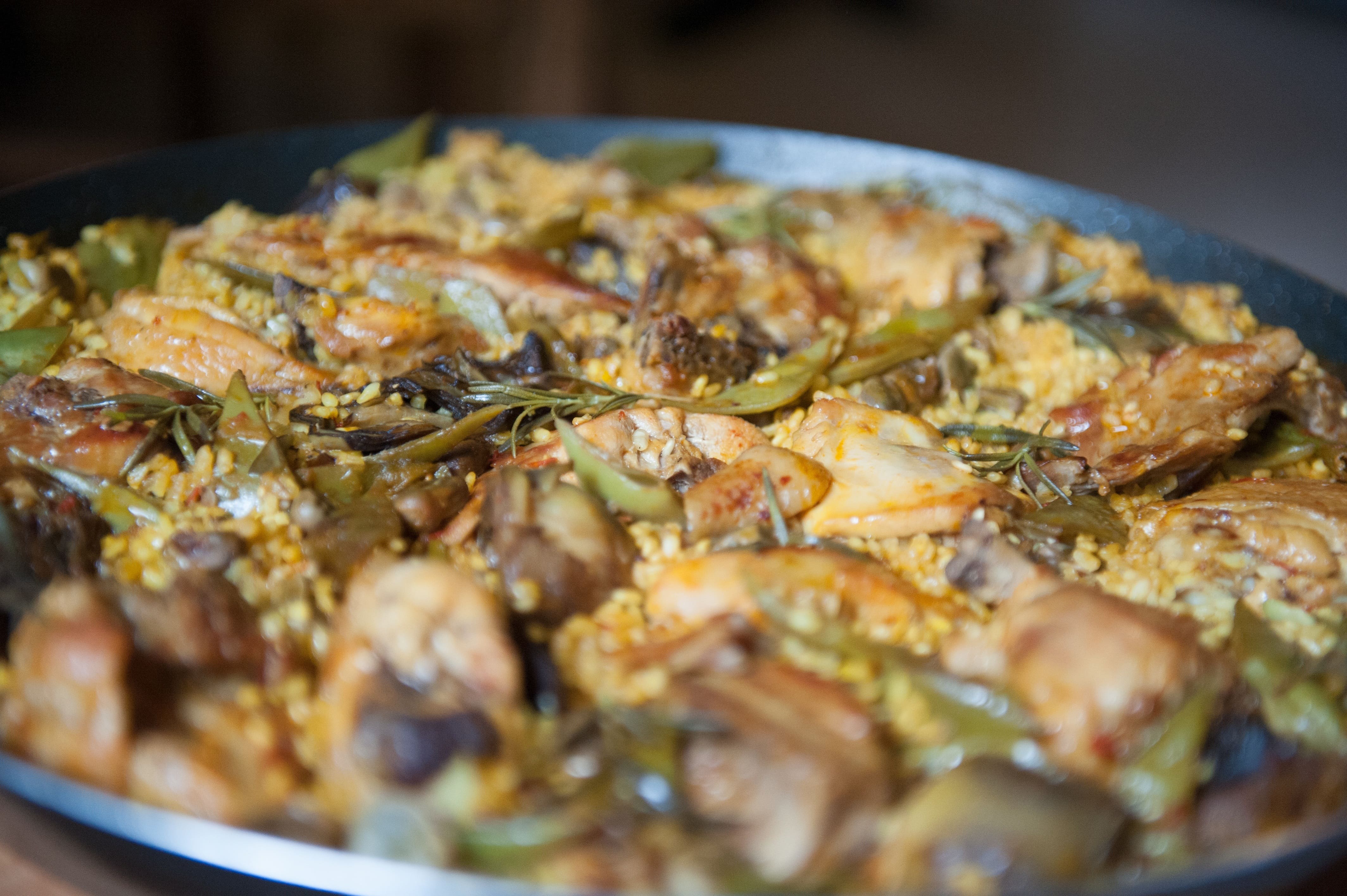 Elegante restaurante de comida mediterránea en Dénia, con especialidad en paellas y calderetas.