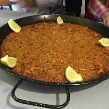 Elegante restaurante de comida mediterránea en Dénia, con especialidad en paellas y calderetas.