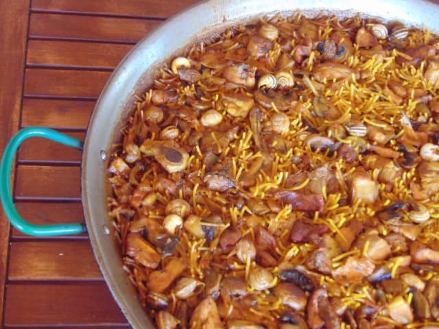 Elegante restaurante de comida mediterránea en Dénia, con especialidad en paellas y calderetas.