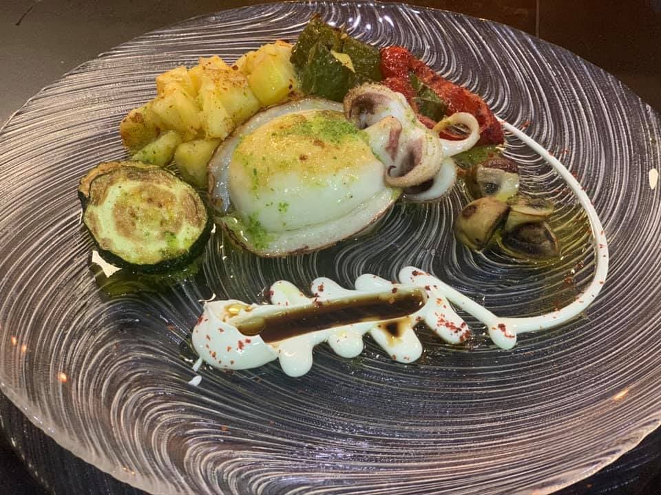 Elegante restaurante de comida mediterránea en Dénia, con especialidad en paellas y calderetas.