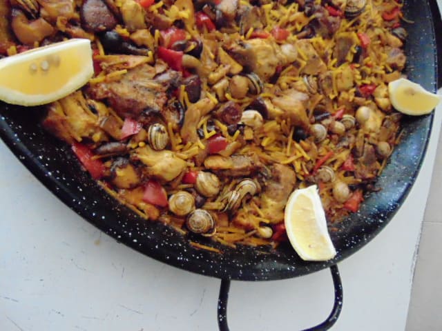 Elegante restaurante de comida mediterránea en Dénia, con especialidad en paellas y calderetas.