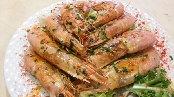 Elegante restaurante de comida mediterránea en Dénia, con especialidad en paellas y calderetas.