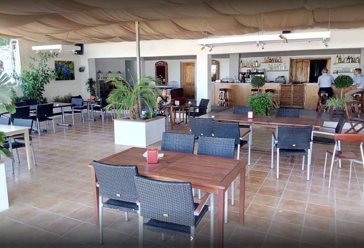 Elegante restaurante de comida mediterránea en Dénia, con especialidad en paellas y calderetas.
